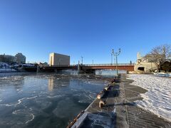 翌朝、快晴の幣舞橋。釧路川は凍っています。ただいまの気温－10℃！