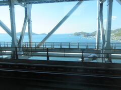 いよいよ海を渡ります。瀬戸大橋を電車で渡るのは初めてです。感動します。