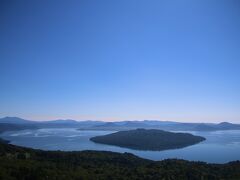 デカい！美しい！そして静かな屈斜路湖。
日本最大のカルデラ湖で、湖の中の島も大きめ。

左奥には、網走エリアを代表する山：斜里岳も。