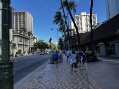 朝の散歩はワイキキビーチ沿いのメジャーなホテルの現在を見てみよう。