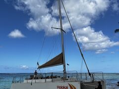 前の海にはカタマランが停泊していた。
これに乗ってビールを飲みながら夕陽を眺めるのは気持ちがいい。