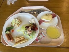 朝食会場はかなり混み合っております。エッグベネディクトがあったので注文。沖縄料理なども結構あり、料理の種類はとても豊富
