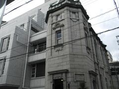 旧日本生命京都支店。辰野金吾作。元の建物は一部分だけ残されて、現在ホテルも入居しています。
