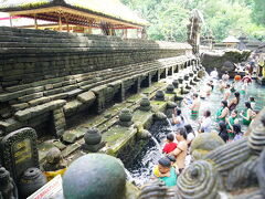 ティルタ・ウンプル寺院。
たくさんの方が沐浴されてました。