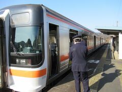 無人駅の松下駅で下車したのは我々だけ。他の乗客からは「なんでこんな所で降りるの」という不信の目が