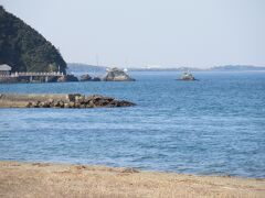 歩いてやってきたのは神前海岸。天気が良くって良い眺め。ここから夫婦岩の方に向かって歩いていきます