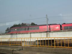 伊勢中川駅を過ぎて電車が停止。写真の名古屋からやってきたひのとりが大阪方面に先行するようです。