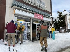 
それから蔵王山麓駅前の蔵王レンタサービスでスキーセットをレンタルしました。ホテルからも近く、ホテルの割引券が利用でき、1日2,400円で借りられました。