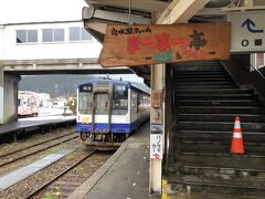 同行ちゃん、穴水駅へ到着。乗ってきた汽車をお見送り。
（マジンガーＺの作者、永井豪さんは輪島市のご出身だそうです）
