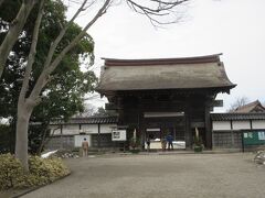 名刹「瑞龍寺」が見えてきました。
前田利長公の菩提寺で異母兄の2代藩校主・利長に感謝して年常公が建立しました。