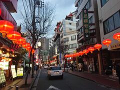 横浜中華街、南門シルクロード沿い。
道に連なる春節を祝う赤いランタンがキレイ。