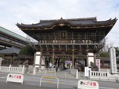 成田山新勝寺総門(2007年建立）

通常の行程より丸1時間早い11時に到着しました。その分自由行動の時間が増え、昼食含む2時間半がPHOの持ち時間です