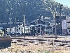 ２日目は、鉄印を貰うためにまず天竜二俣駅へ行きました。
天竜二俣駅には広い駐車場（だけどジャリ）があって、そこから転車台の方を見ると、こんな感じです。