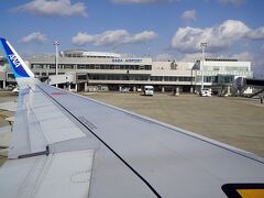 定刻に「九州佐賀国際空港」に到着しました。この空港へ来るフライトは少なく、この機体も折り返しで東京へ向かうようです。