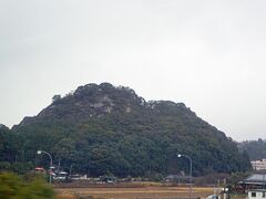 JR唐津線と松浦川に沿って走っていると午後4時頃に唐津の鏡山が見えてきました。ここまで1時間30分ほどの移動でした。