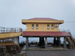 誰もいない「鏡山展望台」です。個人で旅行していたらこんな雪の中にここへは来ないと思います。