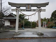 バスに乗るまで少し時間があったので「鏡山神社」にも参拝することにします。社伝では三韓征伐の際に神功皇后が鏡山山頂に戦勝を祈願して鏡を納めましたが、その後この鏡が霊光を発したことから、それを聞いた神功皇后が自らの生霊を鏡に込めて祀ったのに始まると伝えられます。