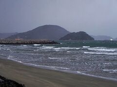 ツアー2日目の朝も早くに目が覚めてしまい、大浴場でひとっ風呂浴びてから散歩に出掛けました。「洋々閣」の近くまで行ってから海岸線に出てみます。