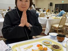 もちろん極寒の散歩に妻は行くはずもありません。昨晩と同じ朝食会場で朝ご飯をいただきましたが、妻から後光が射しているように見えました。よく見たら頭の上に光輪（HALO）が載っていました。合掌そしてアーメン。