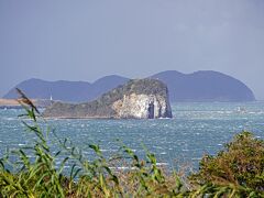 沖合には姿の美しい「鷹島」が見えました。名前は「鷹島」ですが、その姿はクジラに例えられるそうです。