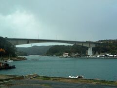 「七ツ釜」の見学の後はバスに乗って呼子に向かいました。呼子大橋の見える港に到着しました。