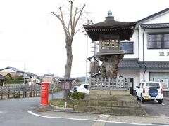 谷山川近くにある、おりゅう灯篭。
