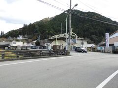 出石の町の南の端にある、全但バスの乗り場兼車庫。
豊岡駅からここまでの運賃は、税込み590円です。
