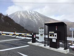 　駐車場はがら空き。登ってくる車は多いが、ロープウェイ運休がわかるとすぐ行ってしまう。ここは標高1274m。