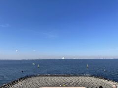 2023年1月7日

あけましておめでとうございます。
今年も犬旅が中心ですが、よろしくお願いいたします。

2023年の初旅は千葉。

天気予報では曇り時々雨。
それがありがたい方にはずれてくれて冬晴れ。

アクアラインの海ほたるPAで休憩。
空が高くて気持ちいい。