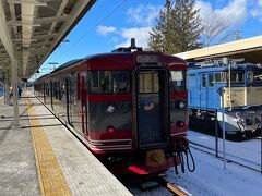 あっという間に軽井沢に到着。予約の手違いで早く着いたので、中軽井沢までお蕎麦を食べに行くことにします。ろくもんが停まっています。今年の初旅を思い出します。