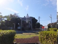 開けたところにでました。
正面に神社とその向こうに灯台。
きれいな岬の突端に出るのかと思ったので拍子抜け。