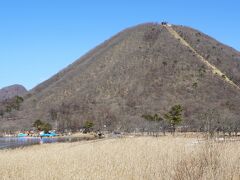 榛名山が見えて来ました標高は1,390.3 mです。
　ロープウエイは寒いので乗りませんでした。