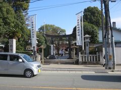 明治通りの日吉町交差点を北に曲がると日吉神社があります。