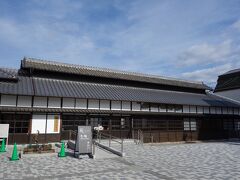 富岡製糸場のすぐ前に復元された旧韮塚製紙場。
富岡製糸場を模範として造られた、民間の機械製紙場です。