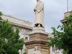 スカラ座前のスカラ広場にはレオナルド・ダ・ヴィンチの銅像。一番上の立像がもちろんレオナルド・ダ・ヴィンチです。下段の銅像はレオナルデスキと言われた４人のお弟子さんです。