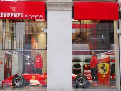 途中見かけたフェラーリストア。イタリアのシンボルですね。