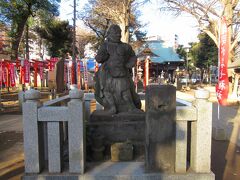 鬼子母神堂へ
ケヤキ並木の参道を通って250mほどのところに、どっしりと構えた木造の本堂が建っています。境内入口には一対の石の仁王像が寺を守っています。