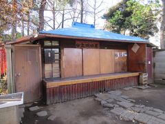 境内に建つ日本一古い駄菓子屋・上川口屋。
朝早くまだ閉まっていましたが、壁には1781年創業と書かれていました。
