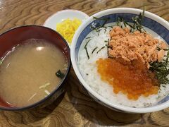 朝ご飯は函館朝市へ。このセットで550円でした。ご飯が多めです。