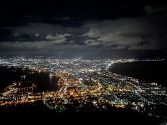 チャイチキを食べている間にすっかり日が暮れてしまったので函館駅に向かい、そこからバスで函館山へ。2022年10月末はロープウェイ点検中でバスでのアクセスになりました。