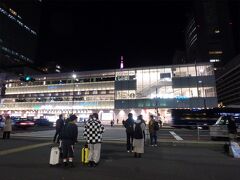 22:50

ここまでの長い長い　いくつもの

行程を経て、ようやく着きました新宿駅南口ｗ