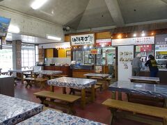 10時半頃で昼食には早過ぎるけど、沖縄そばも2人でひとつ食べることにしました。
