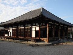 旅行初日から時間がたっぷりあります。最初の観光は6年前、訪れたのが夕方で拝観時間を過ぎて入ることができなかった世界遺産元興寺です。二日目に元興寺の前身である飛鳥寺に行くこともあり６年越しのリベンジ拝観です。平城京遷都に伴い飛鳥寺から移転し、元興寺となったのですが飛鳥寺は蘇我馬子の建立です。うーん日本史の教科書にでてくるものがいろいろあるのが奈良の魅力ですね。写真は本堂（極楽堂）です。