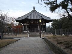 北円堂です。南円堂に比べて地味な建物ですがこちらは国宝です。北円堂は鎌倉初期の再建ですが興福寺で一番古いとのこと。現在の南円堂は18世紀再建なのでそのあたりで重文なのかな。