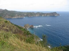 旭平展望台。向こうに見えるのは兄島。