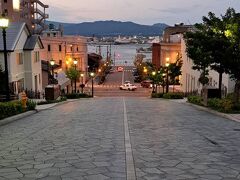 八幡坂を登りきりました…
函館港に向けて坂道が伸びています。