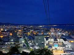 函館山ロープウェイ山麓駅を出発しました～
まだこの時点では函館山からの景色の形には
なってませんね…