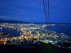 完全に真っ暗になる前のこの景色も
この時間帯にしか見る事が出来ない貴重な
函館山の夜景だと思います。