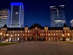 赤煉瓦のレトロな東京駅とモダンなビルが合いますね。