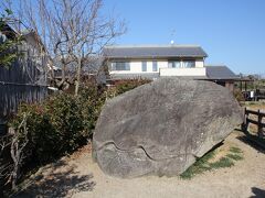 亀石の途中で天武・持統天皇陵があります。近くまで行きましたが小高い丘の神社といった外観だったのでパスし、そのまま亀石へ。
もっと、それなりの場所にあると思ったら民家と農地に囲まれた道端にありました。